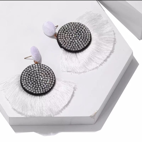 🔴5/$15⚠️𝗖𝗟𝗘𝗔𝗥𝗔𝗡𝗖𝗘⚠️White Earrings NEW - Picture 4 of 10